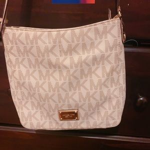 Michael Kors Bags - MIchael Kors Crossbody Handbag. Michael Kors Bags - MIchael Kors Crossbody Handbag.